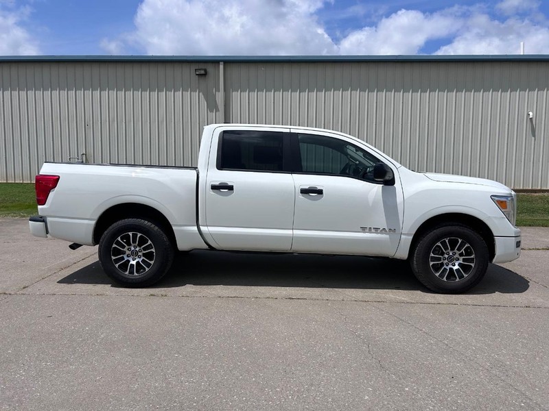 Nissan Titan Vehicle Full-screen Gallery Image 2