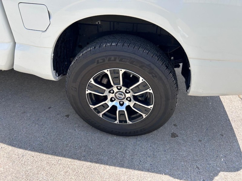 Nissan Titan Vehicle Full-screen Gallery Image 6