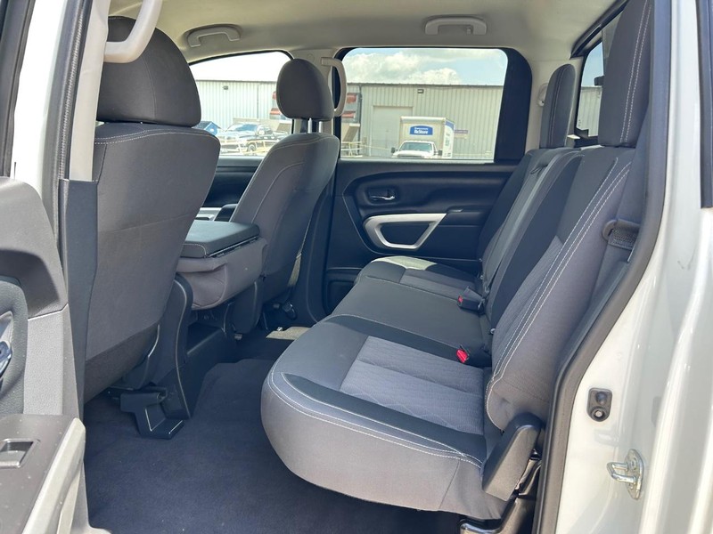 Nissan Titan Vehicle Full-screen Gallery Image 7