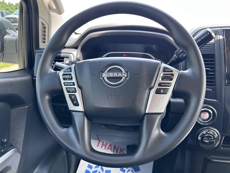 Nissan Titan Vehicle Full-screen Gallery Image 9