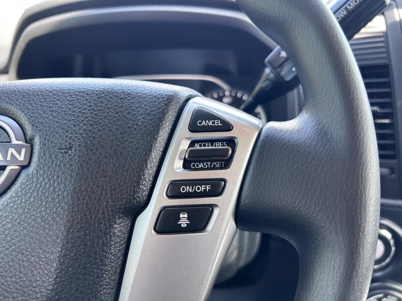 Nissan Titan Vehicle Full-screen Gallery Image 11