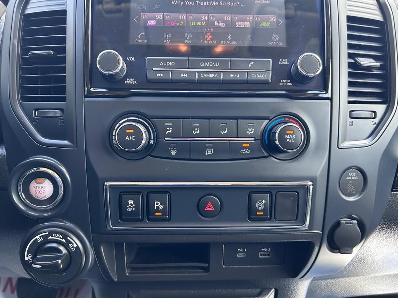 Nissan Titan Vehicle Full-screen Gallery Image 13