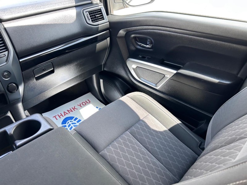 Nissan Titan Vehicle Full-screen Gallery Image 14