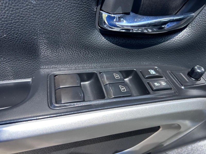 Nissan Titan Vehicle Full-screen Gallery Image 15