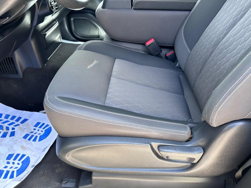 Nissan Titan Vehicle Full-screen Gallery Image 16