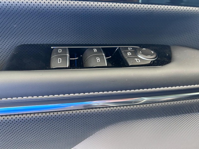 GMC Sierra EV Vehicle Full-screen Gallery Image 16