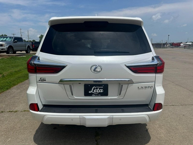 Lexus LX Vehicle Full-screen Gallery Image 4