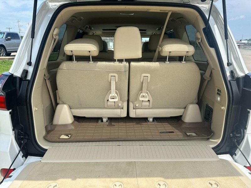 Lexus LX Vehicle Full-screen Gallery Image 5