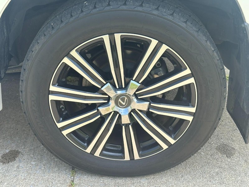 Lexus LX Vehicle Full-screen Gallery Image 7