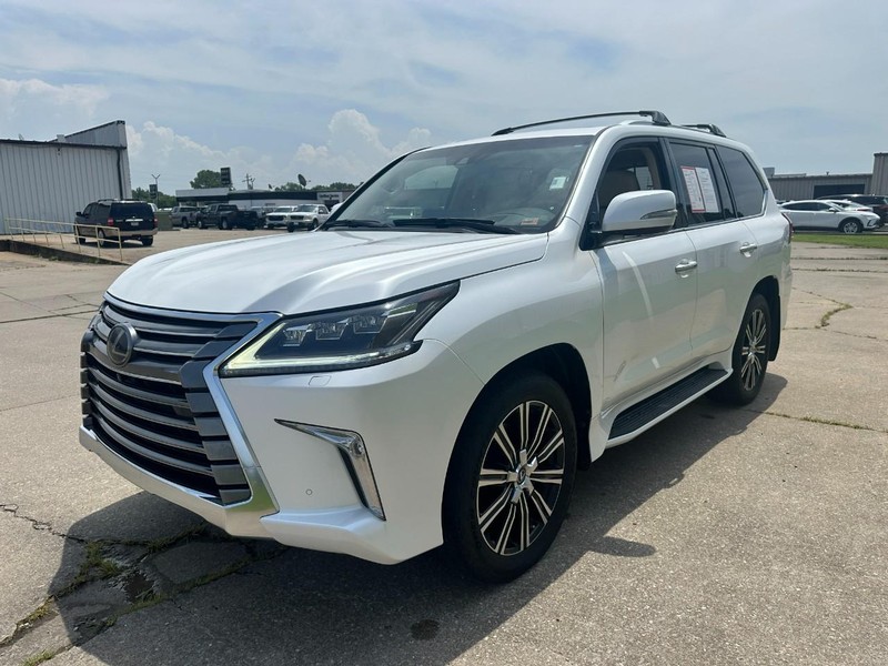 Lexus LX Vehicle Full-screen Gallery Image 8