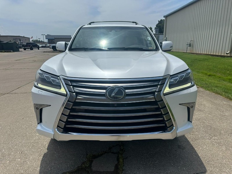 Lexus LX Vehicle Full-screen Gallery Image 9