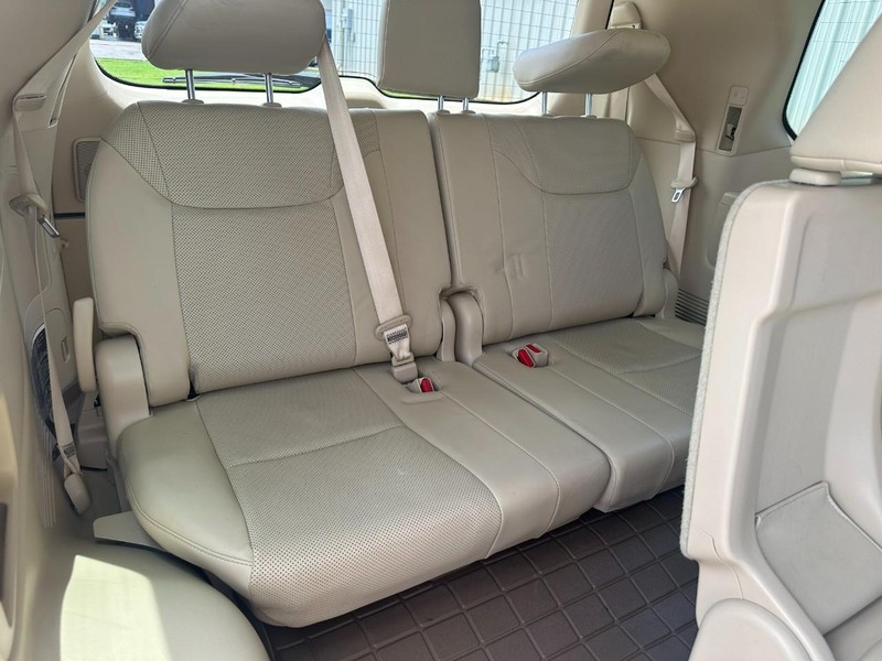 Lexus LX Vehicle Full-screen Gallery Image 10