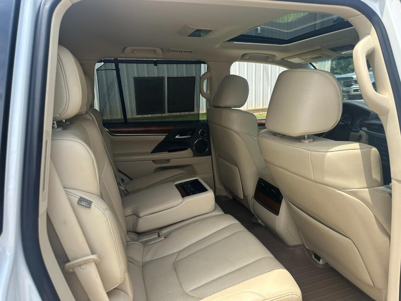 Lexus LX Vehicle Full-screen Gallery Image 11