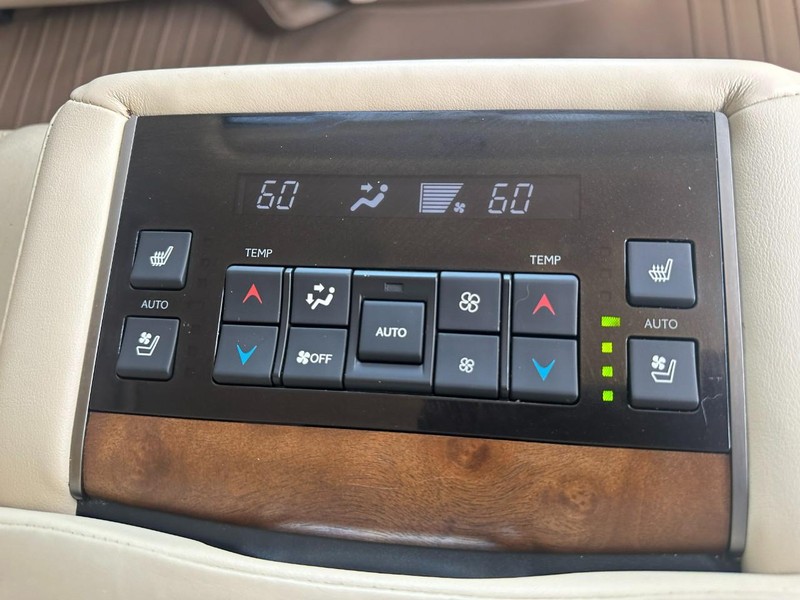 Lexus LX Vehicle Full-screen Gallery Image 12