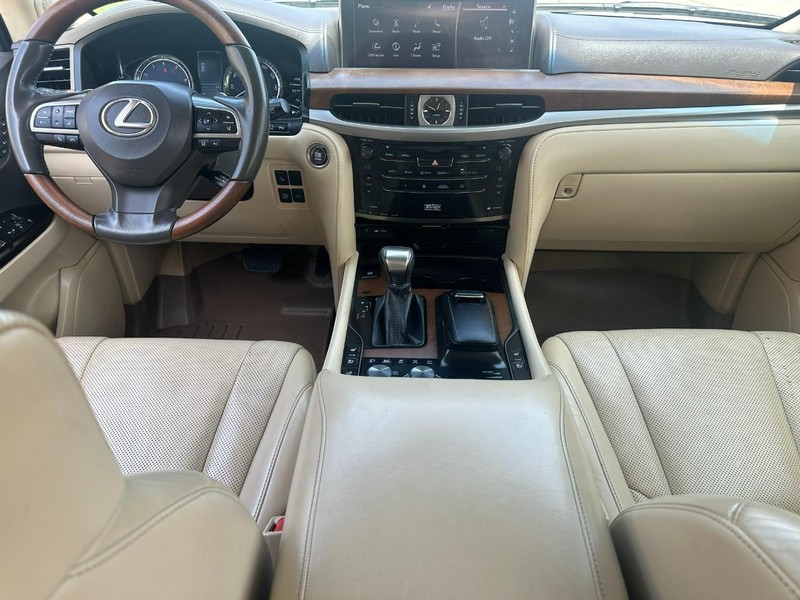 Lexus LX Vehicle Full-screen Gallery Image 14