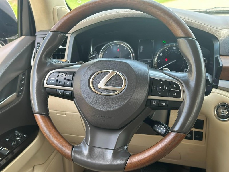 Lexus LX Vehicle Full-screen Gallery Image 15