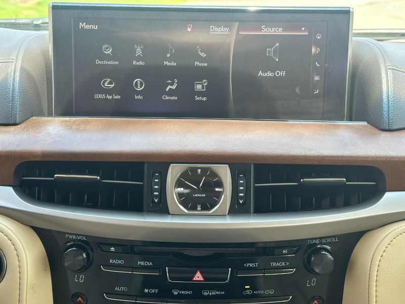 Lexus LX Vehicle Full-screen Gallery Image 16