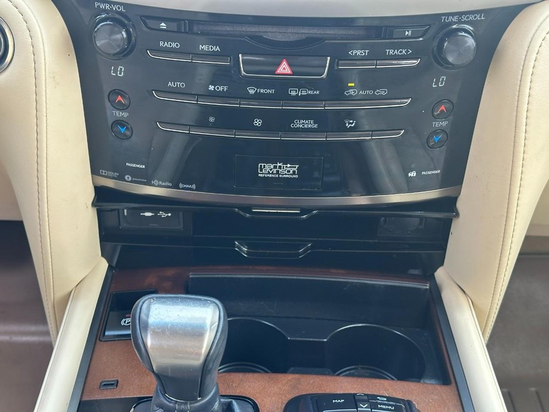 Lexus LX Vehicle Full-screen Gallery Image 17