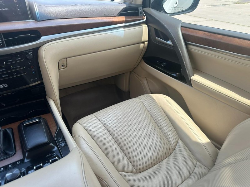Lexus LX Vehicle Full-screen Gallery Image 19