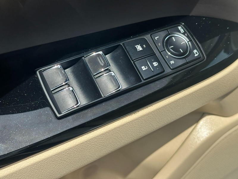 Lexus LX Vehicle Full-screen Gallery Image 20