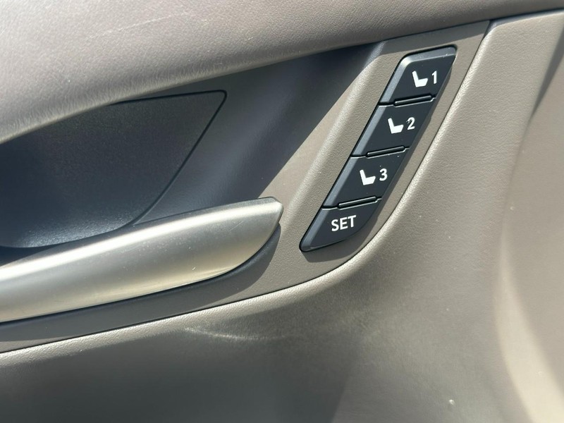 Lexus LX Vehicle Full-screen Gallery Image 21