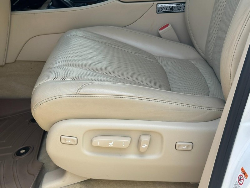 Lexus LX Vehicle Full-screen Gallery Image 22