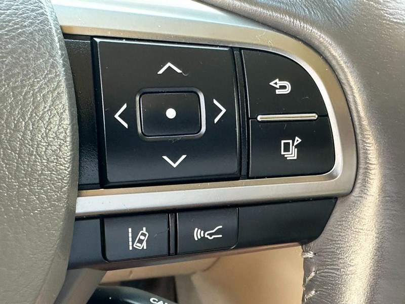 Lexus LX Vehicle Full-screen Gallery Image 24