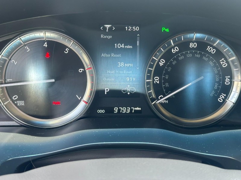 Lexus LX Vehicle Full-screen Gallery Image 25