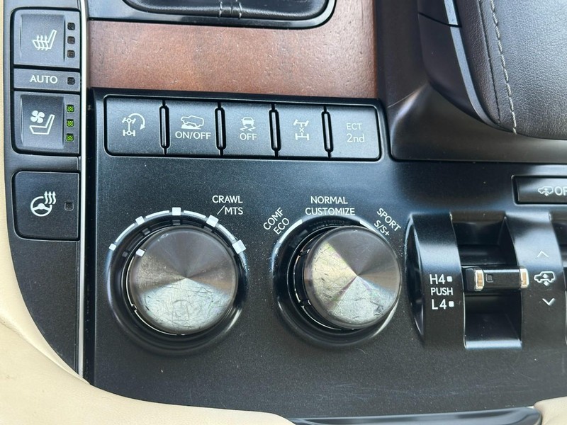 Lexus LX Vehicle Full-screen Gallery Image 26