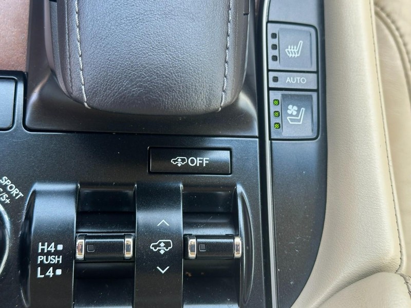 Lexus LX Vehicle Full-screen Gallery Image 27