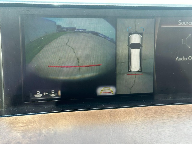 Lexus LX Vehicle Full-screen Gallery Image 28