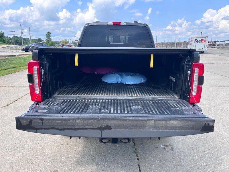 Ford Super Duty F-250 SRW Vehicle Full-screen Gallery Image 5