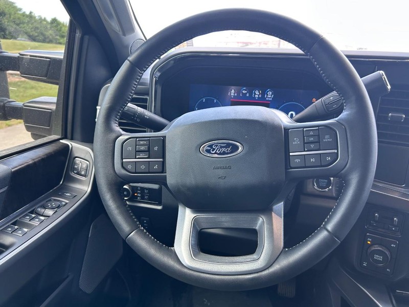 Ford Super Duty F-250 SRW Vehicle Full-screen Gallery Image 17