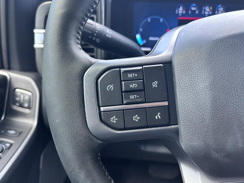 Ford Super Duty F-250 SRW Vehicle Full-screen Gallery Image 18