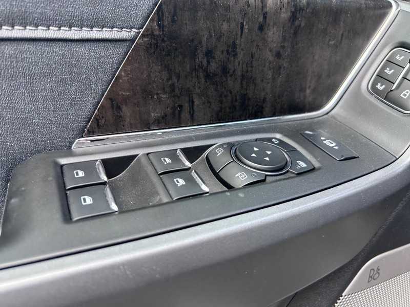 Ford Super Duty F-250 SRW Vehicle Full-screen Gallery Image 23