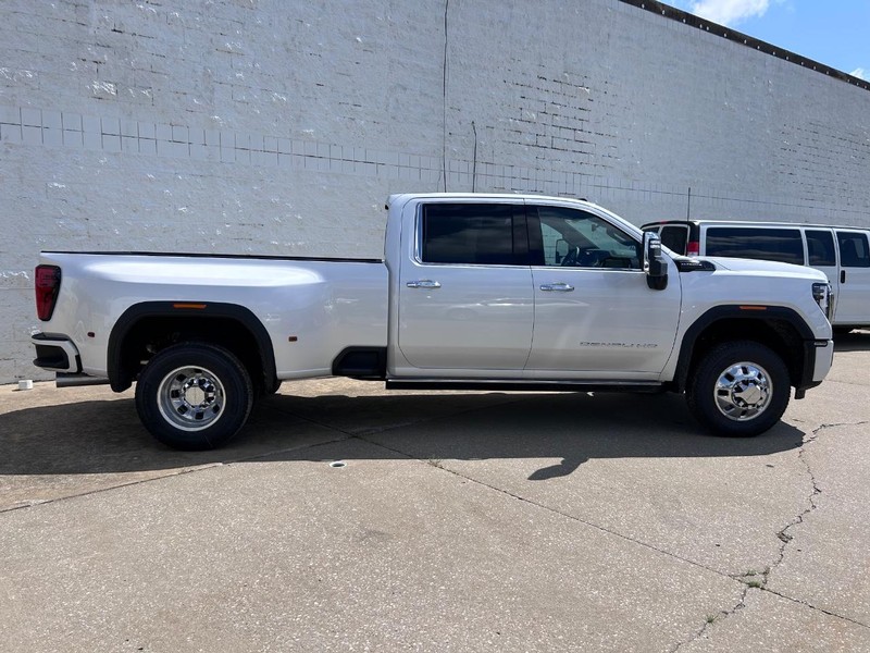 GMC Sierra 3500HD Vehicle Full-screen Gallery Image 2