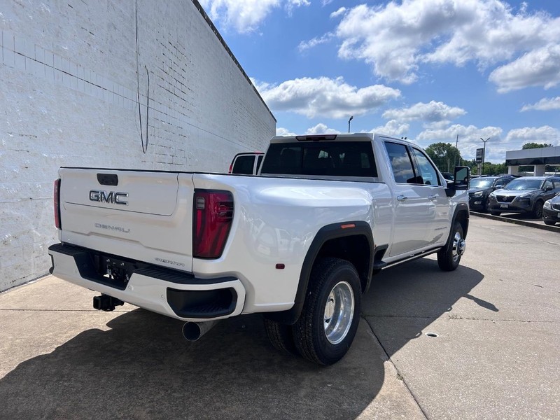 GMC Sierra 3500HD Vehicle Full-screen Gallery Image 3