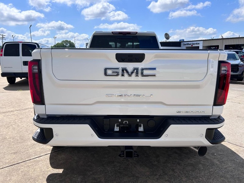 GMC Sierra 3500HD Vehicle Full-screen Gallery Image 4