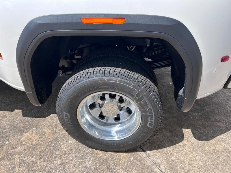 GMC Sierra 3500HD Vehicle Full-screen Gallery Image 6