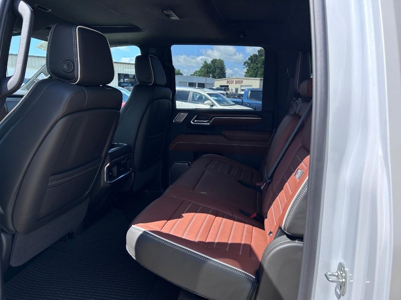 GMC Sierra 3500HD Vehicle Full-screen Gallery Image 7