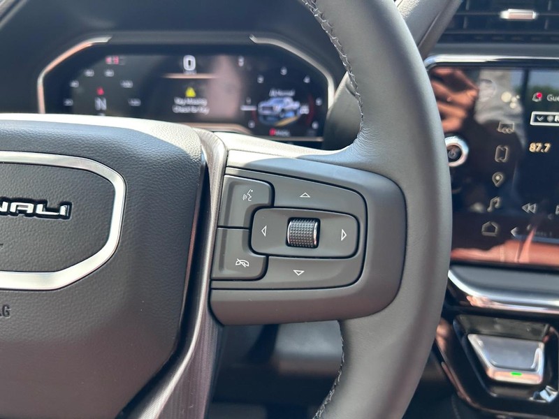 GMC Sierra 3500HD Vehicle Full-screen Gallery Image 12