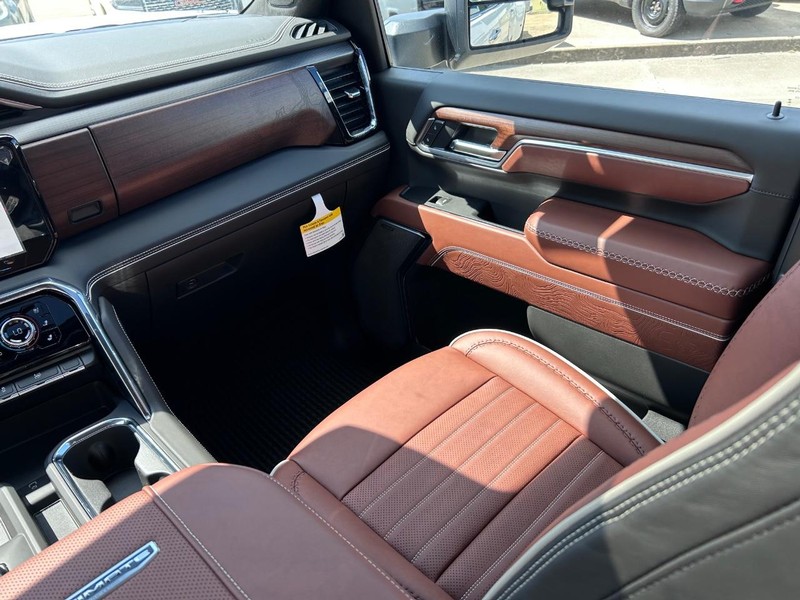 GMC Sierra 3500HD Vehicle Full-screen Gallery Image 15