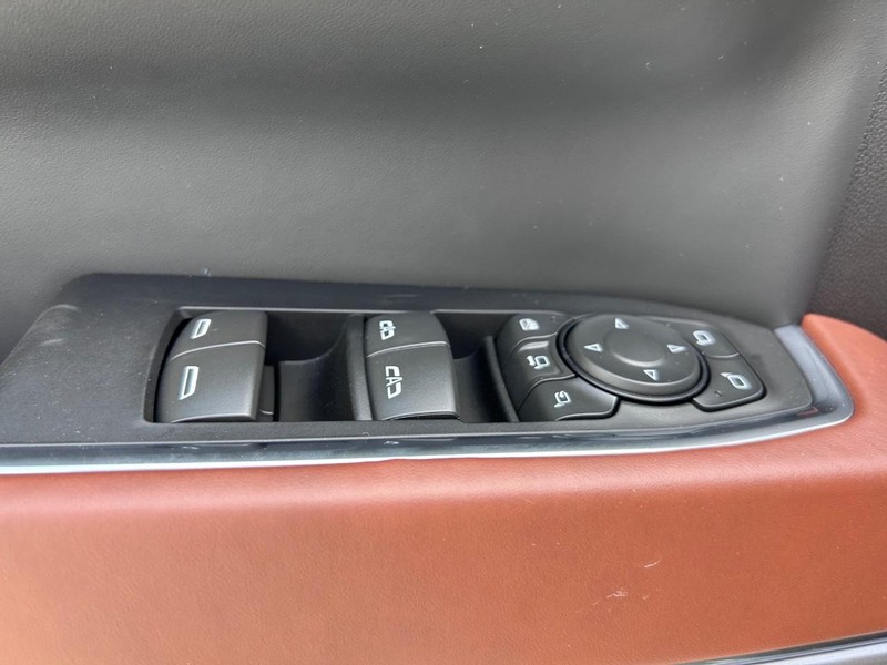 GMC Sierra 3500HD Vehicle Full-screen Gallery Image 16