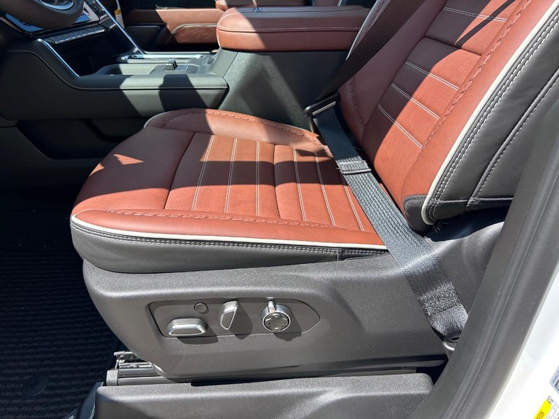 GMC Sierra 3500HD Vehicle Full-screen Gallery Image 18