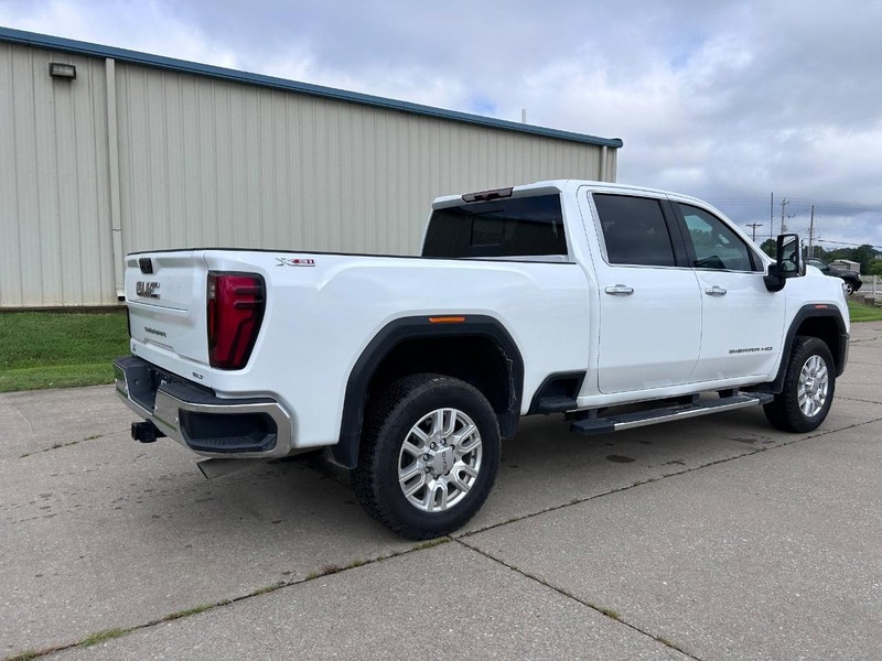 GMC Sierra 2500HD Vehicle Full-screen Gallery Image 3