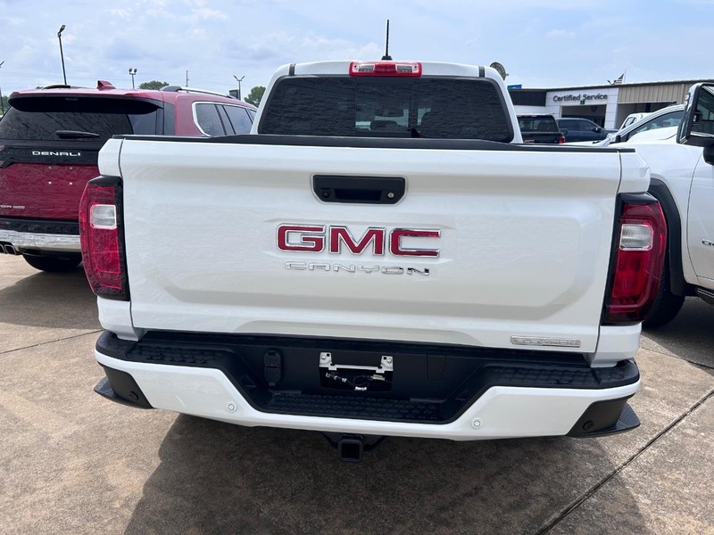 GMC Canyon Vehicle Full-screen Gallery Image 3