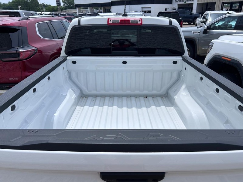 GMC Canyon Vehicle Full-screen Gallery Image 4