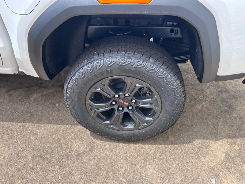 GMC Canyon Vehicle Full-screen Gallery Image 5