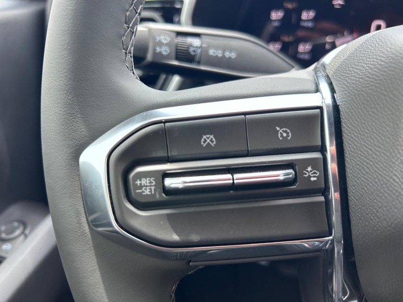 GMC Canyon Vehicle Full-screen Gallery Image 9