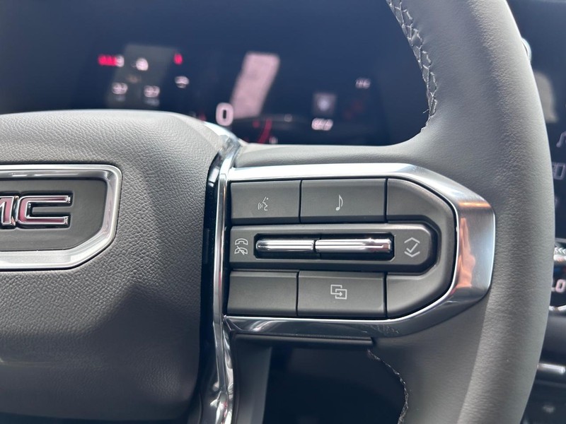 GMC Canyon Vehicle Full-screen Gallery Image 10